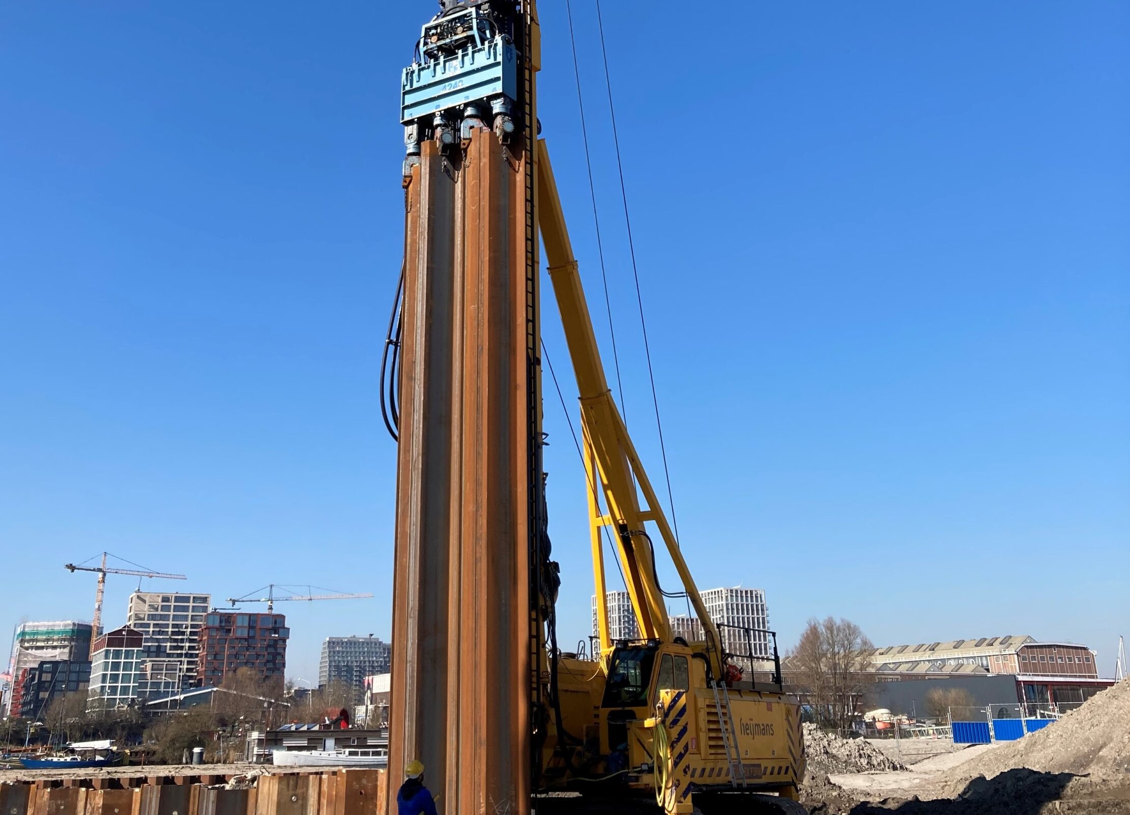 FUNDEX F2800 installing sheet piles - Fundex Equipment